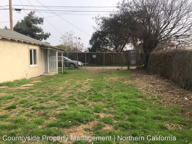 Building Photo - Studio, 1 bath House - 918 1/2 Santa Fe Av...