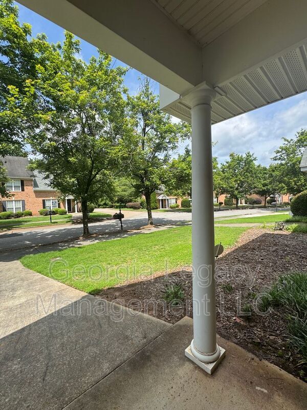 Building Photo - 320 Logmont Trace