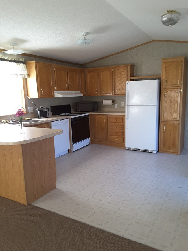 Building Photo - 2 Bedroom 2 Bath Single Wide Mobile Home i...