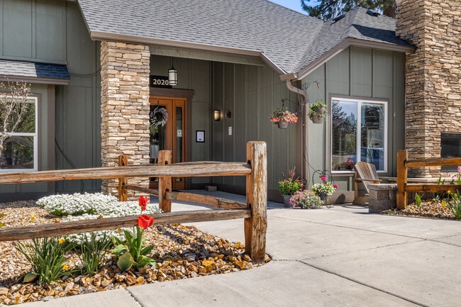 Foto del edificio - The Commons @ Pilot Butte Apartment Homes