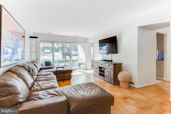 Foto del edificio - 5801 Edson Ln