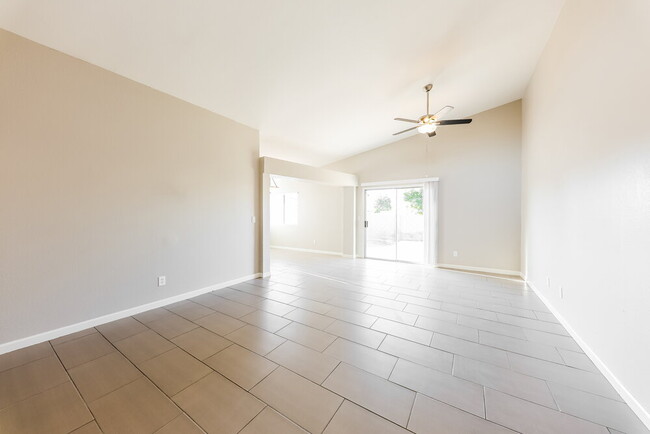 Foto del edificio - 7643 W Desert Cove Ave
