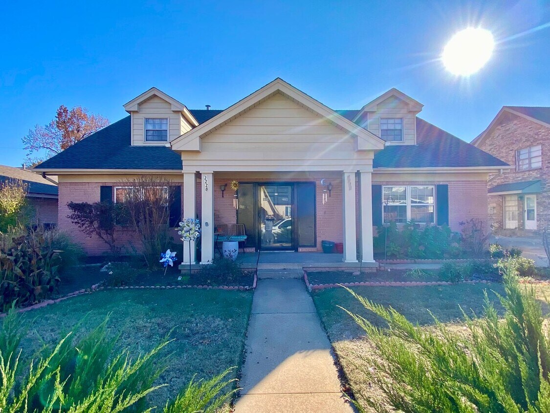 Foto principal - Quiet & Cute! Remodeled 1 Bed, 1 Bath Near...