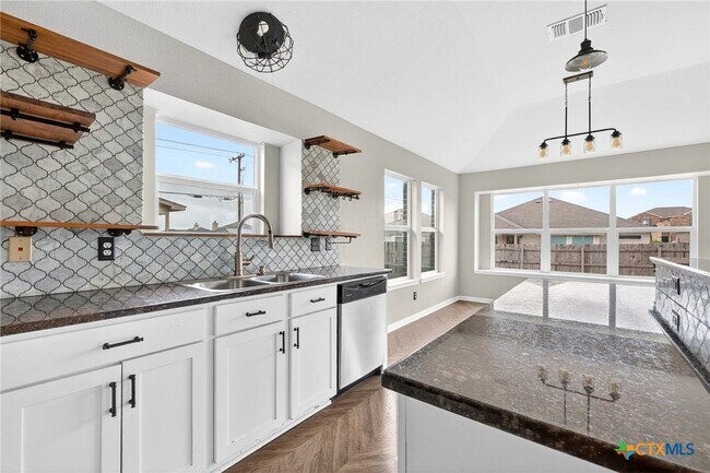 Foto del edificio - 102 W Libra Dr