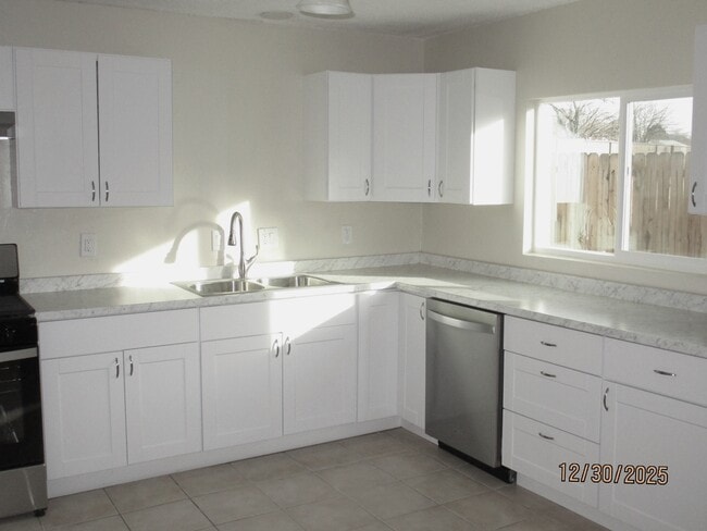 Building Photo - 13104 Oriente Ave NE