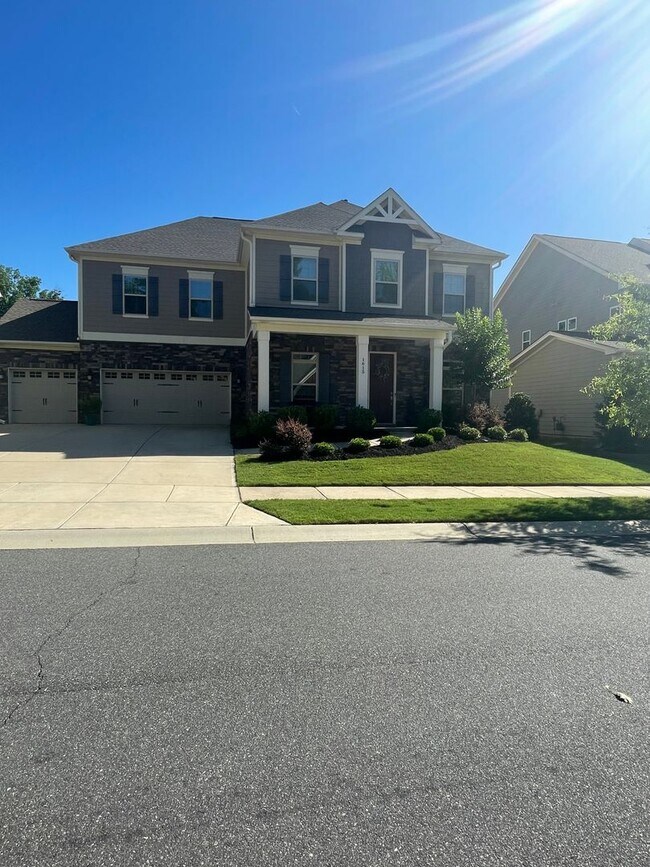 Building Photo - Beautiful 5BR/4BA Home Available in Fort M...