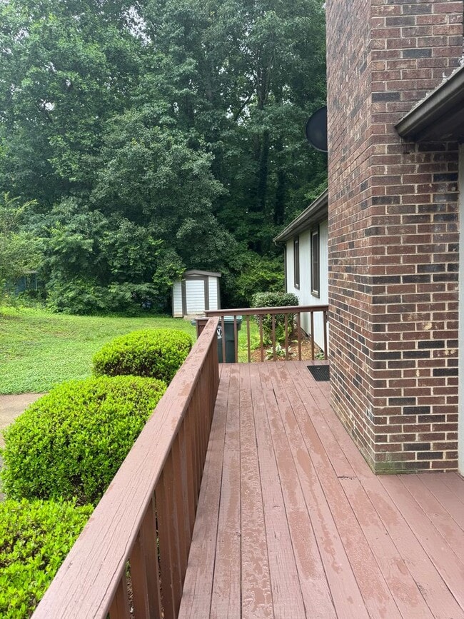 Building Photo - Bright & Charming 3BR Ranch Home in Newton – Vaulted Ceilings & Large Deck