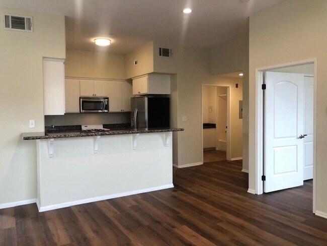 Foto del edificio - Mid Town Ventura Upstairs 2+2 Apartment
