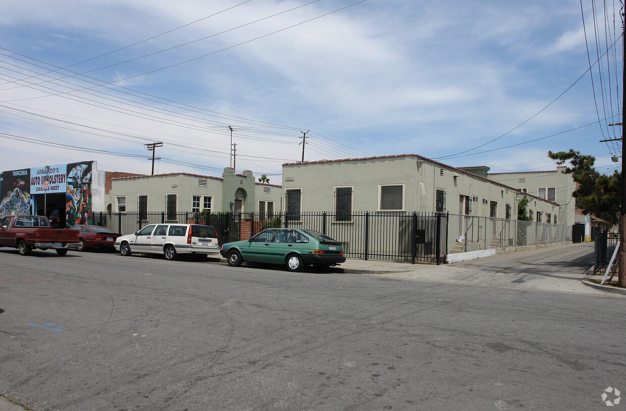 Foto del edificio - 1060-1070 N Ardmore Ave