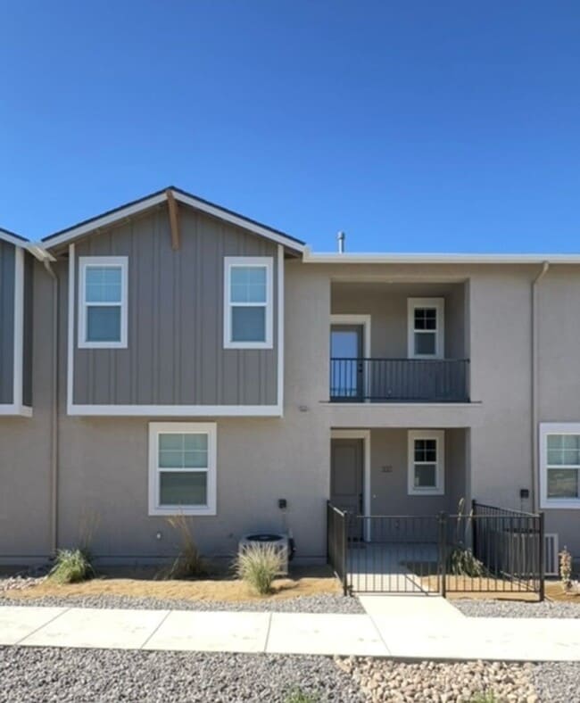 Building Photo - *NEW! 2/2.5 Townhome in Gardnerville*
