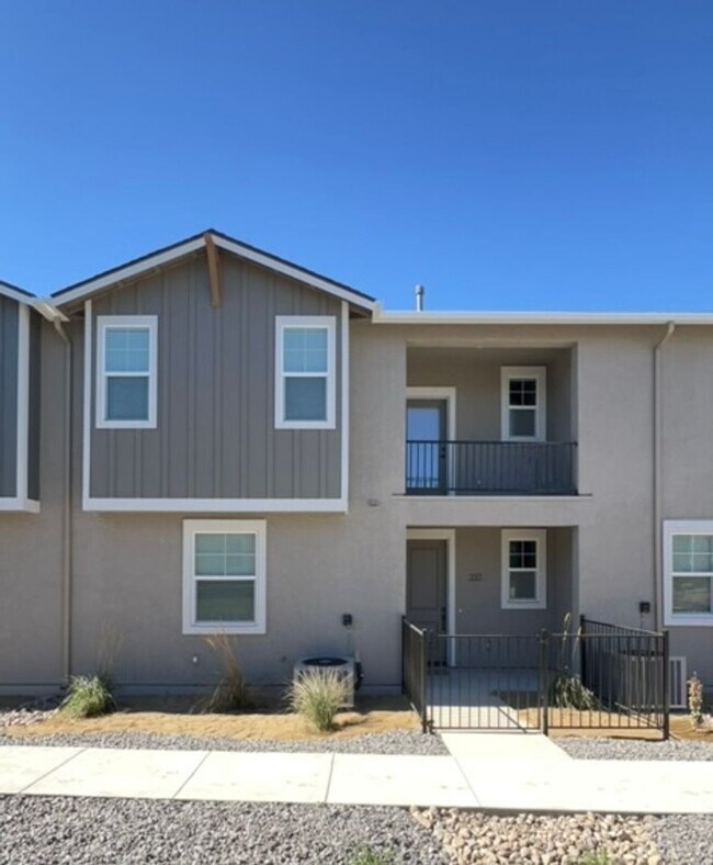 Foto del edificio - *NEW! 2/2.5/2Townhome in Gardnerville*