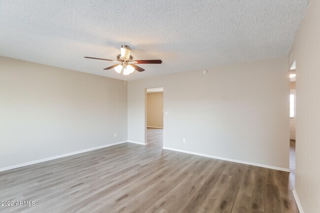 Foto del edificio - 3731 W Glenn Dr