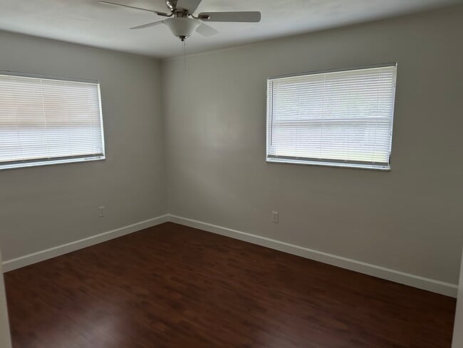 Building Photo - 625 Forest Lake Dr