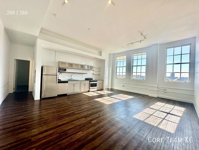 Building Photo - Recently Renovated 2 Bedroom with Large Wi...