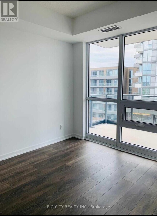 Photo du bâtiment - 56 Forest Manor Rd