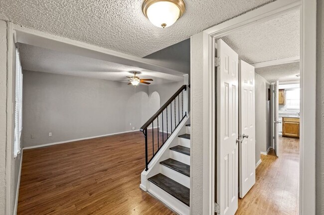 Foto del edificio - SPACIOUS UPDATED TOWNHOME - 1440SF