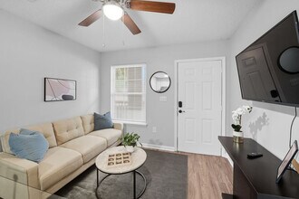 Building Photo - 2 Kings Creek Dr