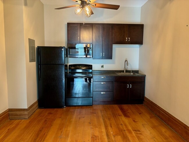 Foto del edificio - 226 W Madison St