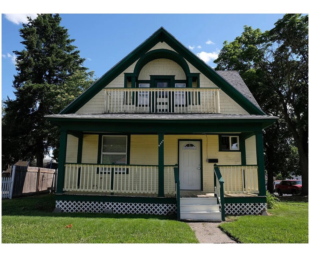 Primary Photo - 802 E Bridgeport Ave
