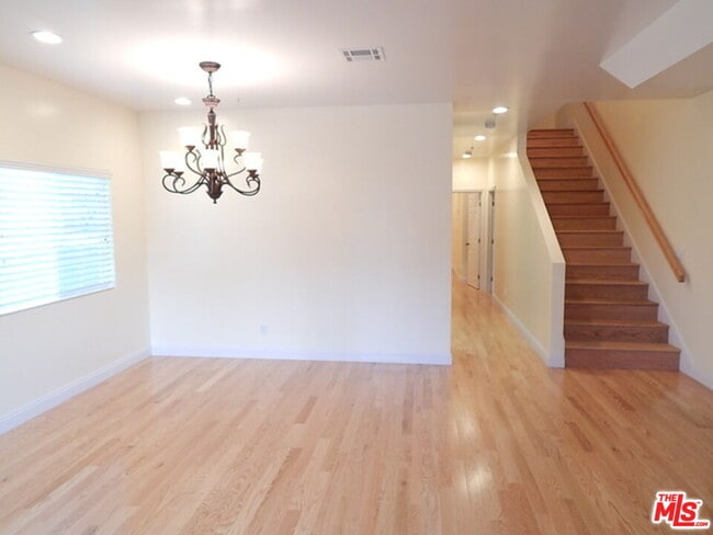 Building Photo - 2018 Hillcrest Dr