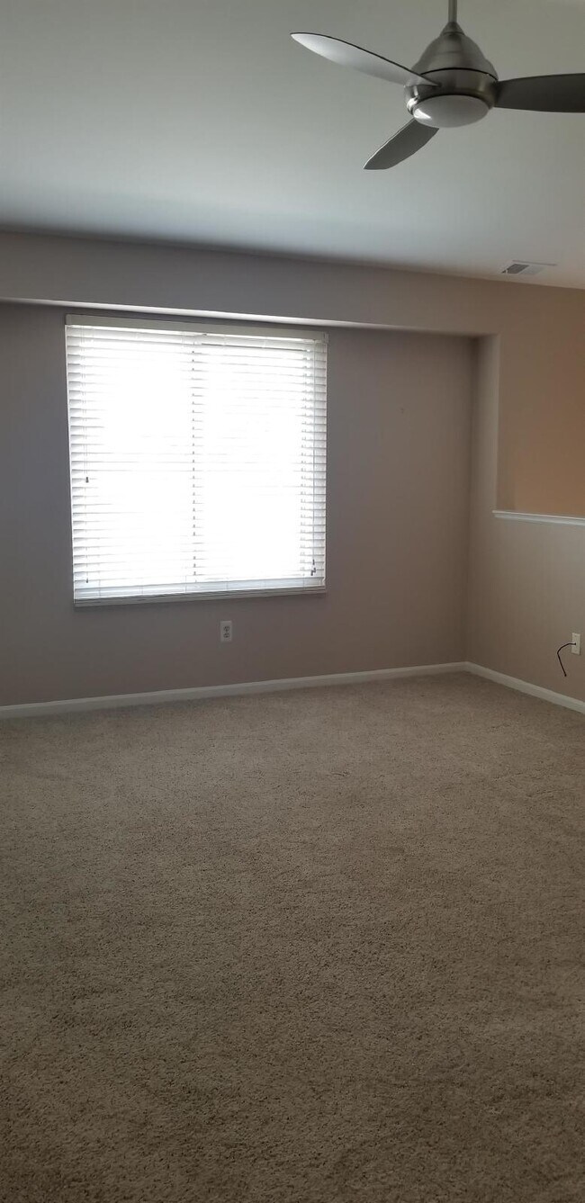 Building Photo - Updated 2 Bed Upper Condo, Vaulted Ceiling...