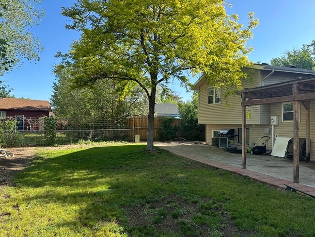 Building Photo - 906 Woodbine Dr