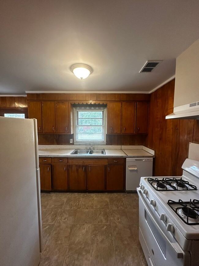 Building Photo - Very spacious 3bed/1bath home!