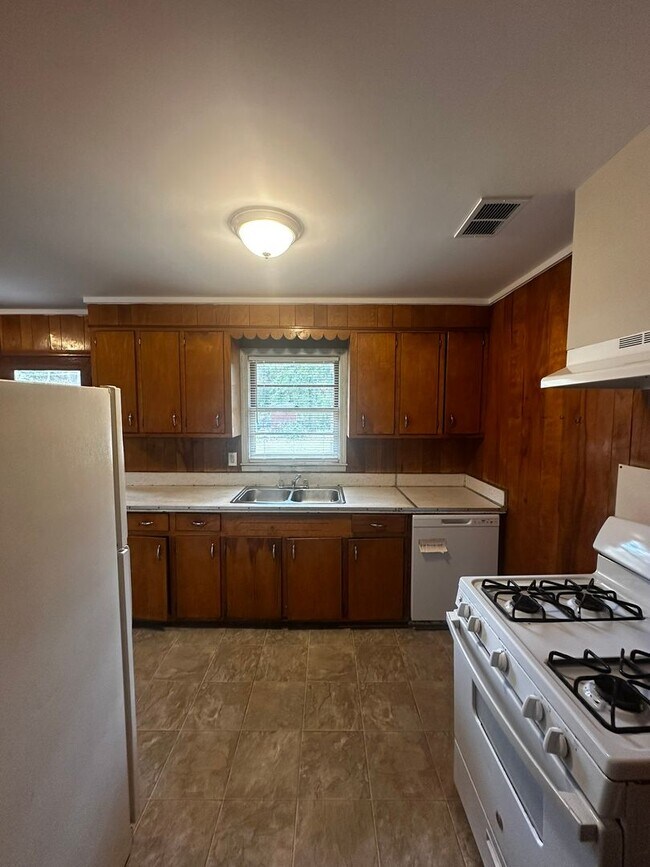 Foto del edificio - Very spacious 3bed/1bath home!