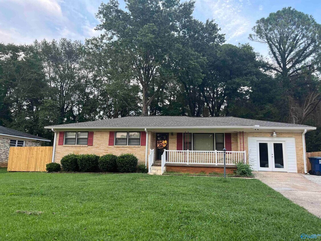Foto principal - 2211 Laverne Dr NW