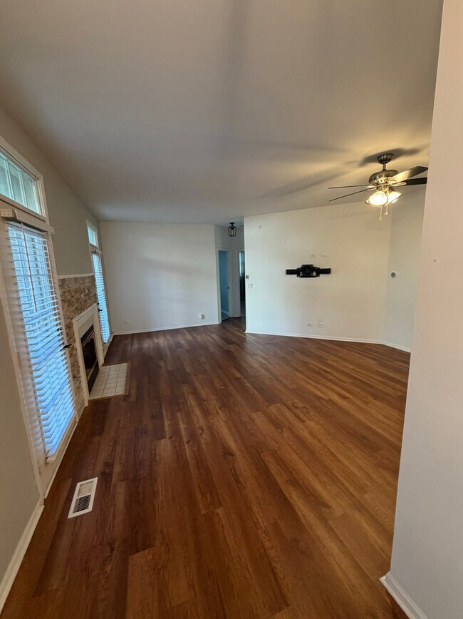 Foto del edificio - 1216 Tennyson Ln
