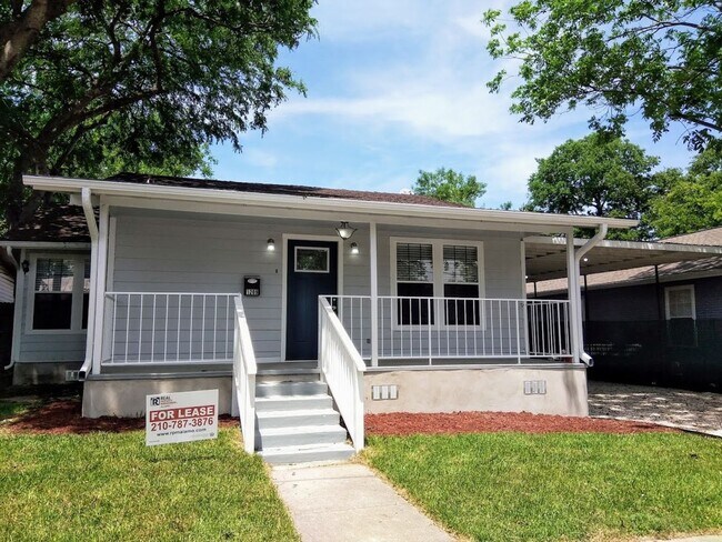 Foto del edificio - *COMING SOON* Charming 3BR/2BA Home with Covered Porch & Stainless Steel Appliances!