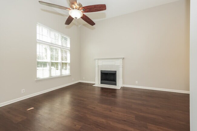 Foto del edificio - 920 7 Oaks Blvd