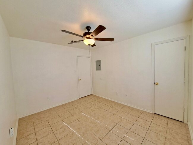 Building Photo - 5706 Greengate Dr
