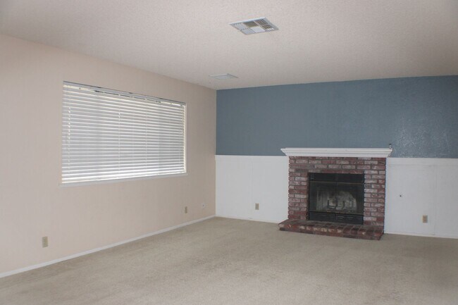 Foto del edificio - Stylish 3-Bedroom Home with Spacious Backyard & Modern Comforts