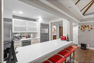 Building Photo - 6106 Royal Poinciana Ln