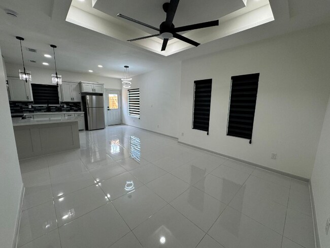 Foto del edificio - 2421 Indian Creek Ave