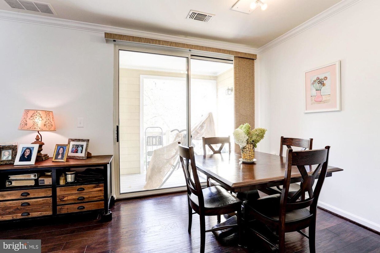 2203 Westcourt Ln Unit 301, Herndon, VA 20170 Room for Rent in Herndon, VA