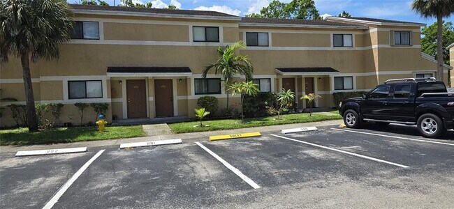 Foto del edificio - 9478 Palm Cir S