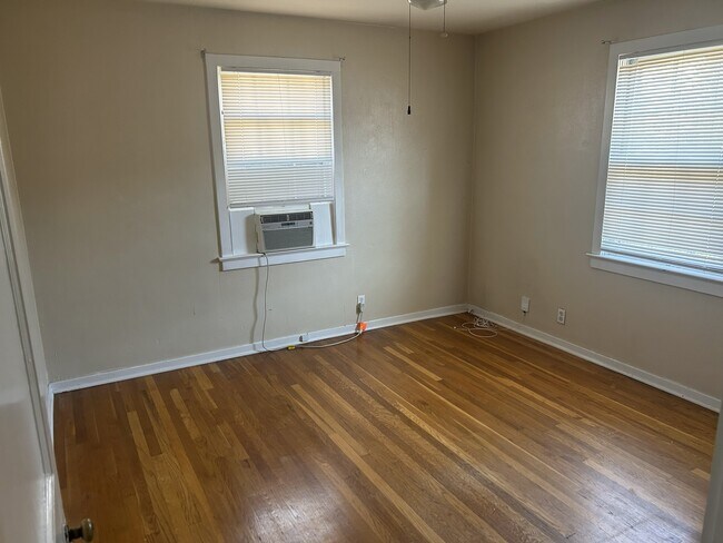 Unidad de ventana y ventilador de techo en el dormitorio. - 208 Circular Rd