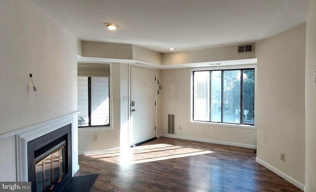 Foto del edificio - 9706 Hellingly Pl