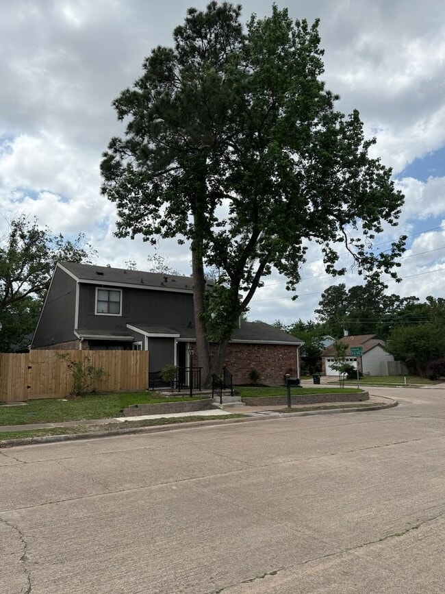 Foto del edificio - Spacious 3-Bedroom Corner Home in Candlelight Oaks Village