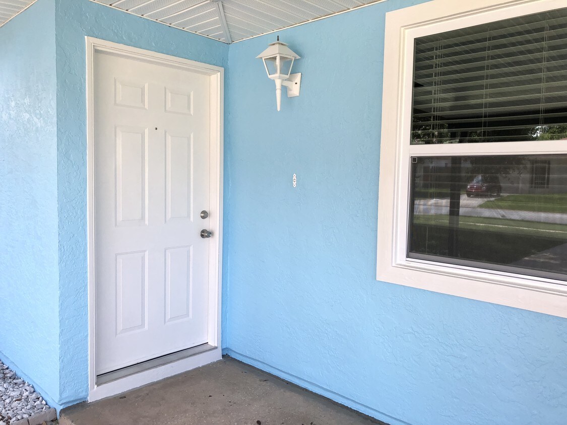 Front Entrance - 834 Faull Dr
