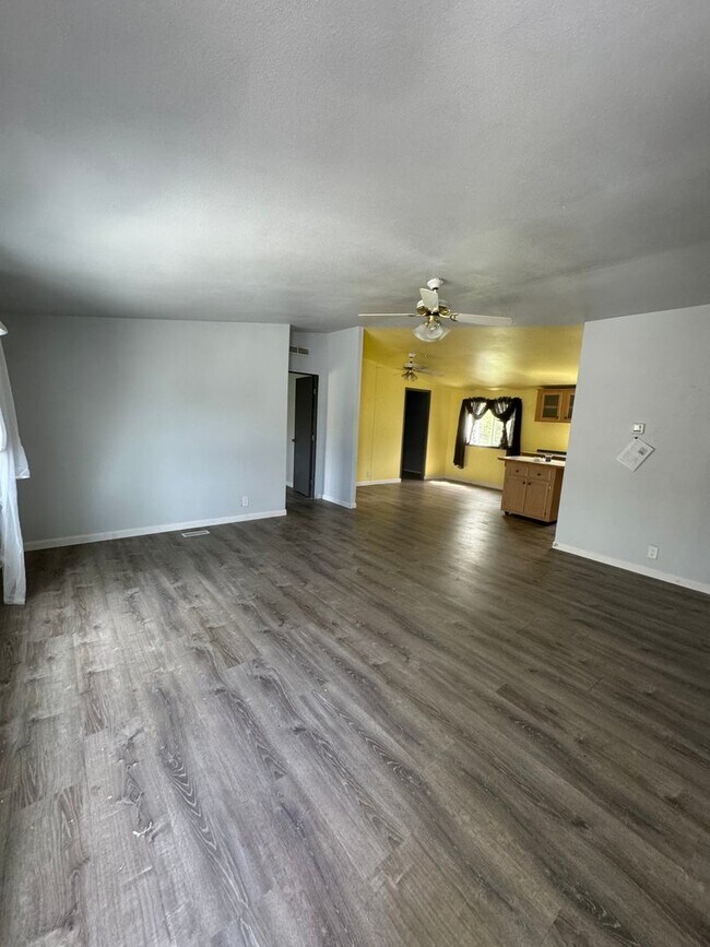 Building Photo - Green area 3 Bedroom 2 Bath
