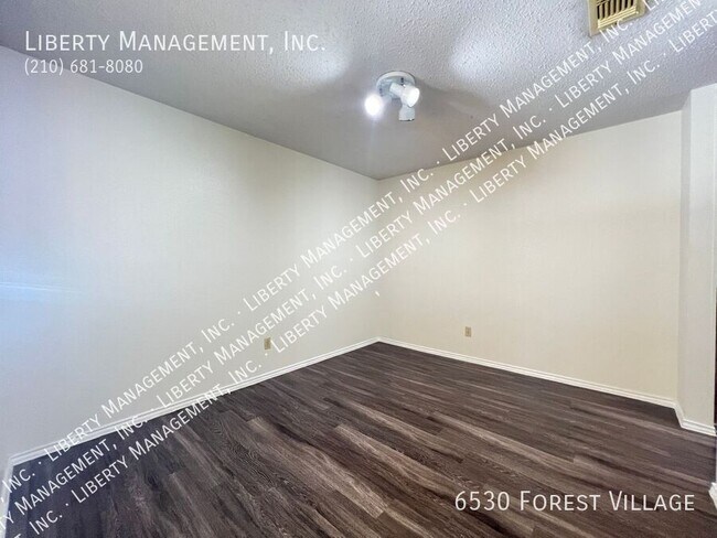 Foto del edificio - 6530 Forest Village