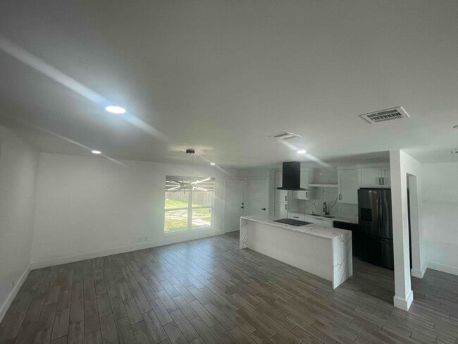 Building Photo - 11930 High Valley Dr