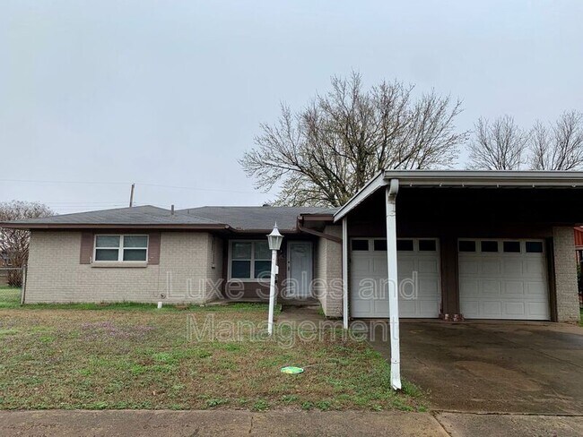 Photo - 406 W. Douglas Dr House