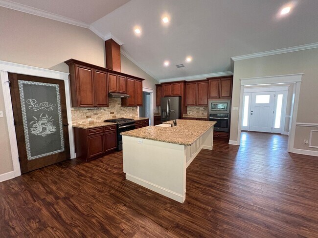 Foto del edificio - Available Now: Expansive 4BR Home with Rare 3-Bay Carport