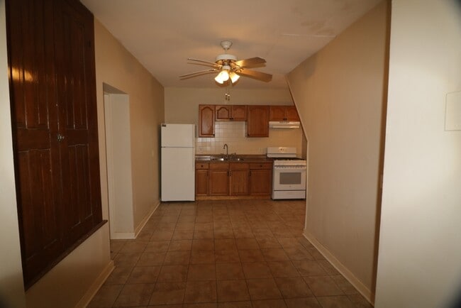 Building Photo - 1316 E 10th St