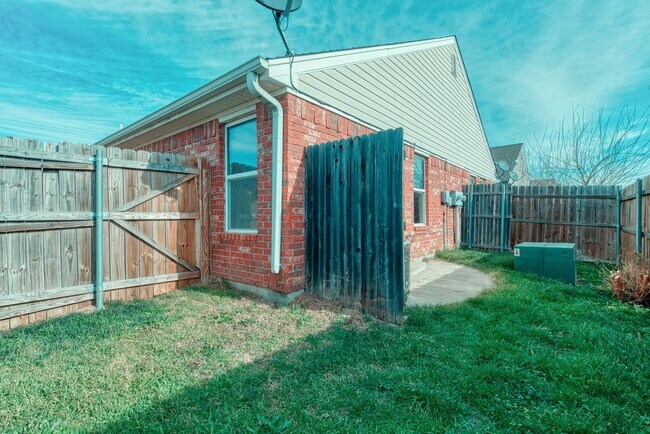 Building Photo - 1318 Commerce Dr Duplex