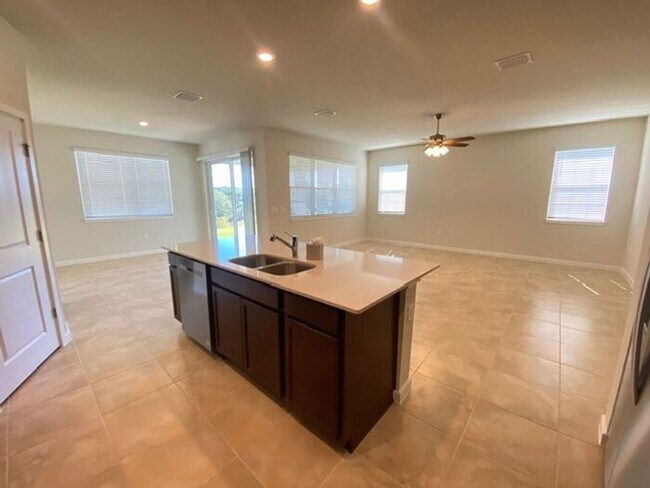 Building Photo - 4/2 Single family home